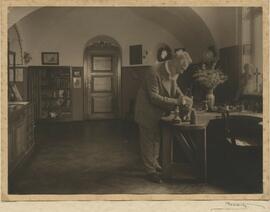 Michael Blümelhuber in seinem Arbeitsraum (o. J.)